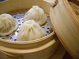 Dim-Sum-Gerichte[3] werden in Bambuskörben über einer heißen Dampfquelle in der Küche zubereitet