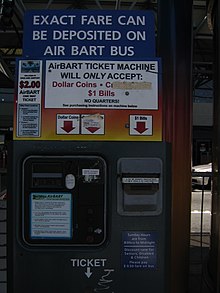 Distributeur de billets de transport en commun avec des instructions en anglais.