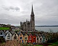 Fillera de cases victorianes, conocida como "baraxa de cartes" (deck of cards) a la vera la catedral católica de San Colmán, en Cobh.