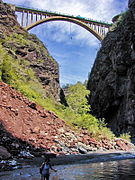 Saut à l'élastique depuis le pont de la Mariée, au nord des gorges.