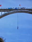 Saut à l'élastique depuis le pont de la Mariée, au nord des gorges.