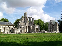 Ancienne abbaye de Chaalis : la ruine de l'église abbatiale, avec des vestiges du chœur, le transept nord et une tourelle ; à droite, la chapelle de l'abbé, lourdement modifiée au XVIe siècle.