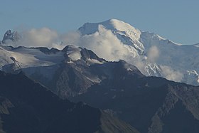 Le glacier des Berons sous les pointes des Berons et des Grands avec une partie du glacier des Grands sur la gauche et en arrière-plan le mont Blanc vus depuis les Alpes bernoises au nord.