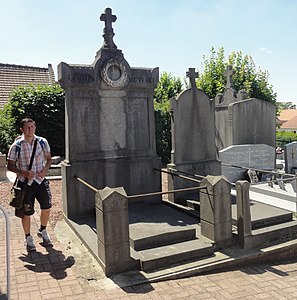 Tombe de Pierre-Joseph Caron dans le cimetière de l'église Saint-Roch.