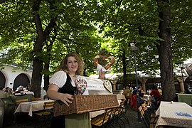 Vendeuse de bretzels du Hofbräuhaus am Platzl de Munich