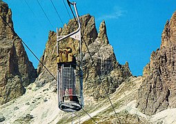 La télécabine Forcella del Sassolungo en été.