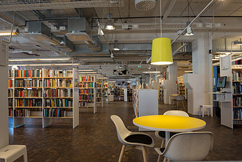 Signalfabriken, biblioteca estabelecida dentro de uma antiga fábrica. Estocolmo, Suécia.
