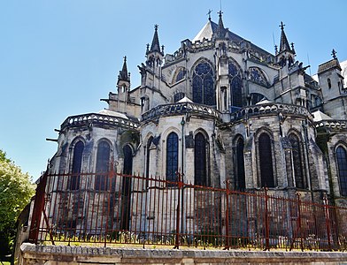 The chevet with radiating chapels