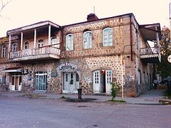 Immeuble avec balcon de bois à Goris.