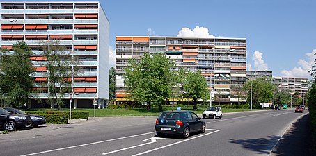 Modern épületek és autók Meryin városban.