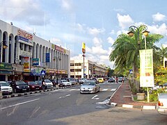 Jalan di Gadong, kawasan beli-belah utama Bandar Seri Begawan.