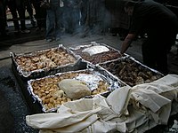 Hāngi sedang disediakan, kaedah Māori New Zealand memasak makanan untuk majlis-majlis khas menggunakan batu-batu panas dikebumikan dalam ketuhar pit.