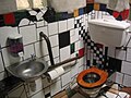 pánská toaleta navržená umělcem a architektem Hundertwasserem