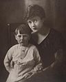 1915年戈顿爵士与他的母亲爱丽丝