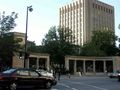 Ang Roddick Gates, sa McGill College Avenue, ay nagsisilbing pangunahing pasukan sa pamantasan