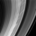 Photo de la division de Cassini prise en 2009 du côté éclairé des anneaux avec des spokes lumineux sur l'anneau B.