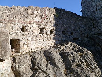 Burgruine Gutrat: Löcher für Holzdecke