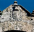 Escudo na porta do Pazo de Sabariz.