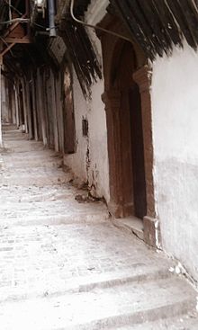 Porte d'entrée d'une ancienne maison.