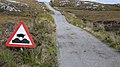 Panneau de signalisation sur la route (par Calum McRoberts).