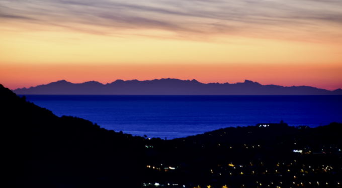 Aube sur la Corse vue depuis Nice par temps froid et sec, visibilité supérieure à 200 km.