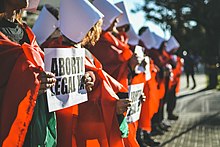 Photo de femme en habits rouges et blancs de La servante écarlate en Argentine