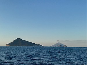 Isola di Panarea - Basiluzzo - Lisca bianca e nera Dattilo e Stromboli visti dal mare
