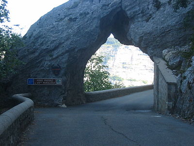 La route dans la combe Laval, au passage du 45e parallèle nord.