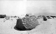 Blocs de schiste creusés par le souffle de sable près de la station de Palm Springs, dans le désert du Colorado, Comté de Riverside, Californie (Mendenhall, 1905).