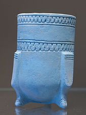 Египатско плав пехар из Месопотамије, 1500–1300. п. н. е. Ово је била права синтетичка боја, први пут направљена око 2500. п. н. е.