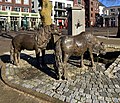 Twee Shetlandpony's (beeld) in het centrum