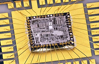 Demodulador amplificador de FI 07R01 com circuito integrado do transceptor Motorola GM350. Amplificadores de FI (frequência intermediária) em receptores heteródinos aplicam ganho em uma faixa de frequência entre a radiofrequência (RF) de entrada e a frequência de áudio ou frequência de vídeo de saída, muitas vezes seguindo um estágio do amplificador de RF. Isso permite a maior parte do ganho na forma de um amplificador de frequência fixa, simplificando o ajuste. Amplificadores de FI podem usar amplificadores de sintonia dupla ou sintonia escalonada para gerar a resposta de frequência apropriada necessária. (definição 6 500 × 4 200)