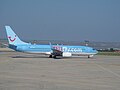 TUIfly Nordic Boeing 737-800 čeká na letišti v Burgase.