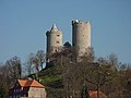 Burg Saaleck, eine Doppel-Turm-Palas-Burg, außer den zwei bewohnbaren Bergfrieden und einem nicht erhaltenen Palas blieb auf dem engen Felsplateau offenbar kaum Platz für weitere Gebäude