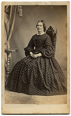 Fotografi av amerikansk kvinne med kjole med polkadottmønster på 1860-talet.