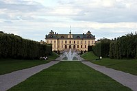 Avenue in front of the palace