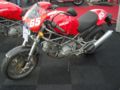 Ducati M 620 i.e. Capirex draagt het nummer 65 omdat dit het vaste startnummer van (ex) Ducati-coureur Loris Capirossi was