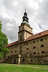 Barokní sýpka Plaského kláštera s věží a gotickou kaplí