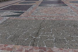 Detalle del pavimento reconstituido de la orchestra en piedras de colores.