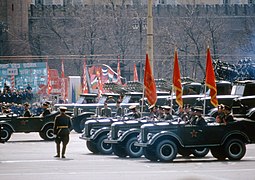 Camions ZIS-151 lors du défilé du 1er mai à Moscou 1964, loin derrière.