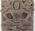 Personnage masculin: yakṣa ? Bas-relief. Trà Kiệu c. VIe siècle. Grès. H0,68 x L0,70 x P0,16 cm. Musée de Đà Nẵng[55]