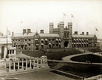 Brookings Hall, gedung administrasi WUSTL yang digunakan sebagai tempat Pameran Dunia St. Louis, 1904, tampak paviliun Italia di kiri