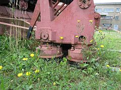 Detailansicht des Rückewerkzeugs einer baugleichen Maschine in Ferropolis