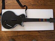 Um controlador de guitarra preto.