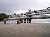 Hoofdingang met het voorplein van de VHL-locatie in Velp