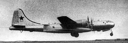 Tu-4 som lyfter från en startbana, cirka 1950.