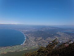 山頂から前原海岸と池田湖