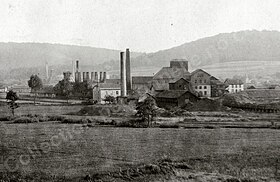 Vue générale des installations du puits Saint-Joseph avec le puits Notre-Dame en arrière-plan, sur la gauche.