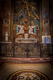 Chapelle des anges. Au-dessus, les anges soulèvent la croix à la gloire du ciel. L'autel et le tabernacle sont en marbre. Sur la gauche, une statue de sainte Jeanne d'Arc, sur la droite, une statue de sainte Germaine de Pibrac, avec devant elle, un tableau de Notre-Dame de Guadalupe