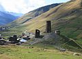 Uşquli camaatı, Çacaş qalası (aşağı) və arxasında Çacaşi kəndi.